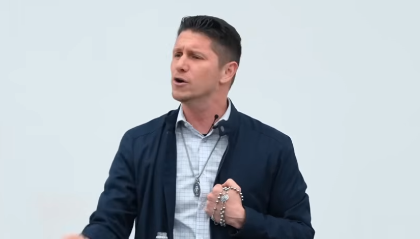 De Mythe van de ‘Primal Man’: Een Kritiek op het Trad Cat Amerikanisme